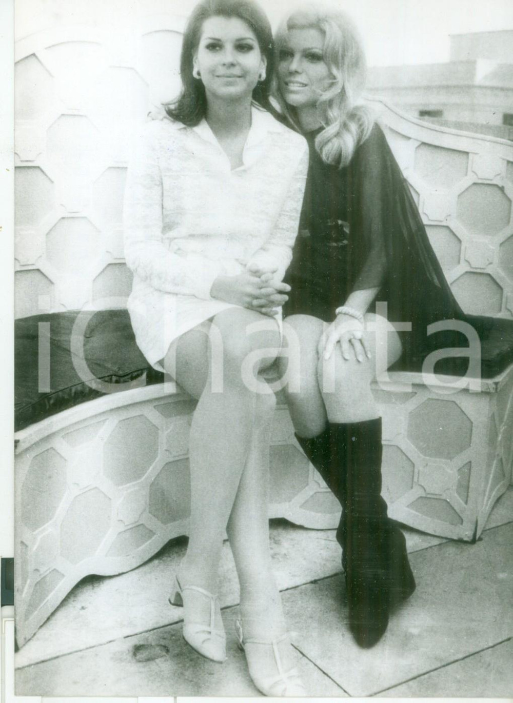 Fotografia d epoca originale 1967 LONDON Nancy e Tina SINATRA  Conferenza stampa colonna sonora James BOND 1