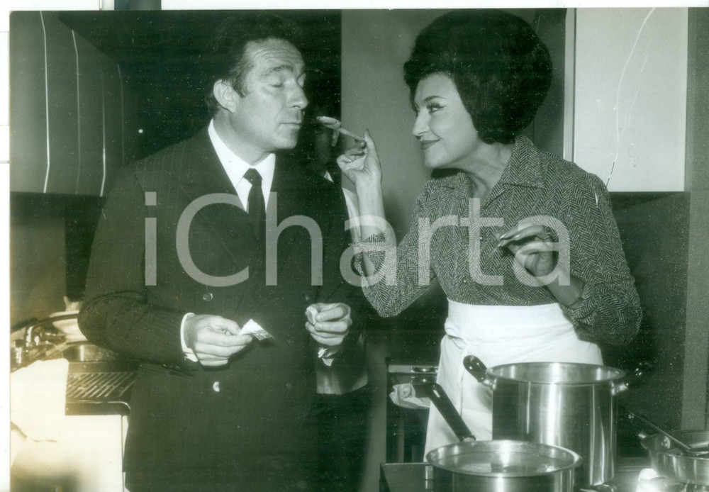 Fotografia d epoca originale 1964 FIERA DI BOLOGNA CUCINA Ugo TOGNAZZI assaggia un boccone di Nilla PIZZI 1