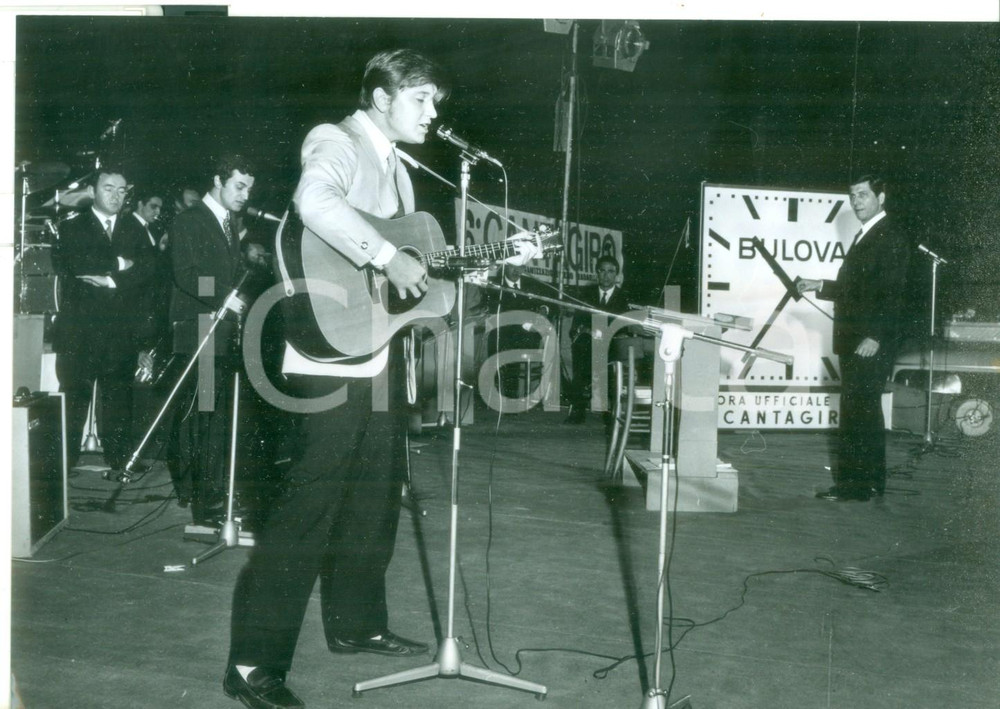 Fotografia d epoca originale 1967 MARINA DI MASSA Bobby SOLO intrattiene il pubblico del VI CANTAGIRO Foto 1