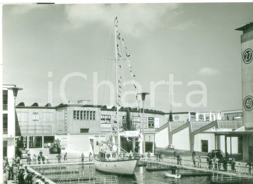 Fotografia d epoca originale 1959 XXXVII FIERA MILANO Varo panfilo M/V 136 motorsailer  nella Darsena Foto 1