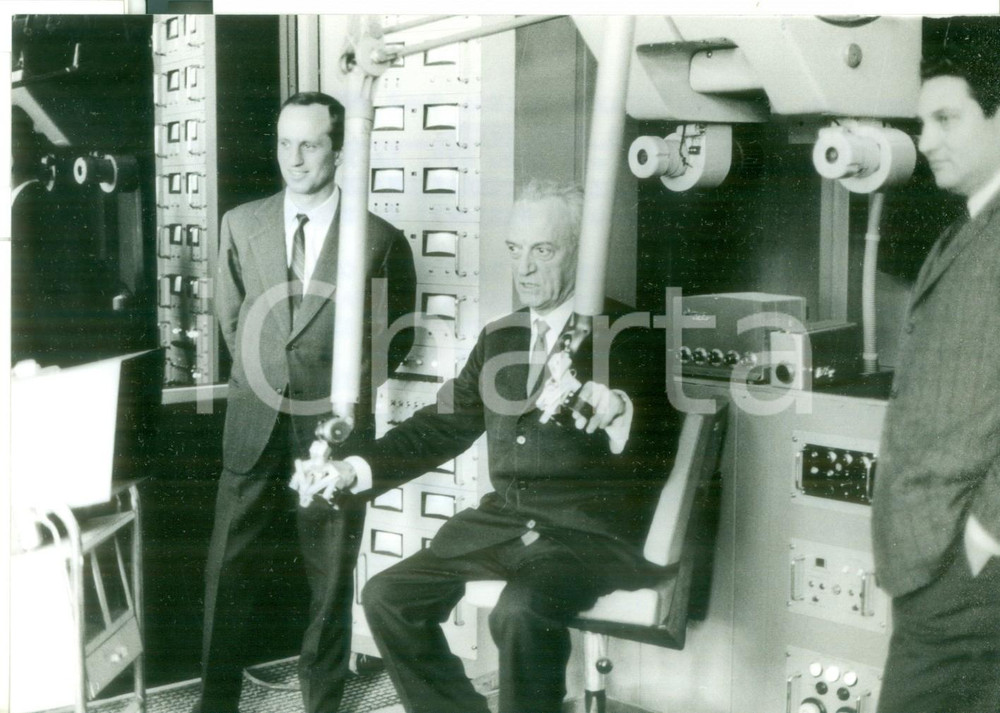 Fotografia d epoca originale 1967 EXPO MONTREAL Ruggero ORLANDO spiega il funzionamento del robot italiano 1