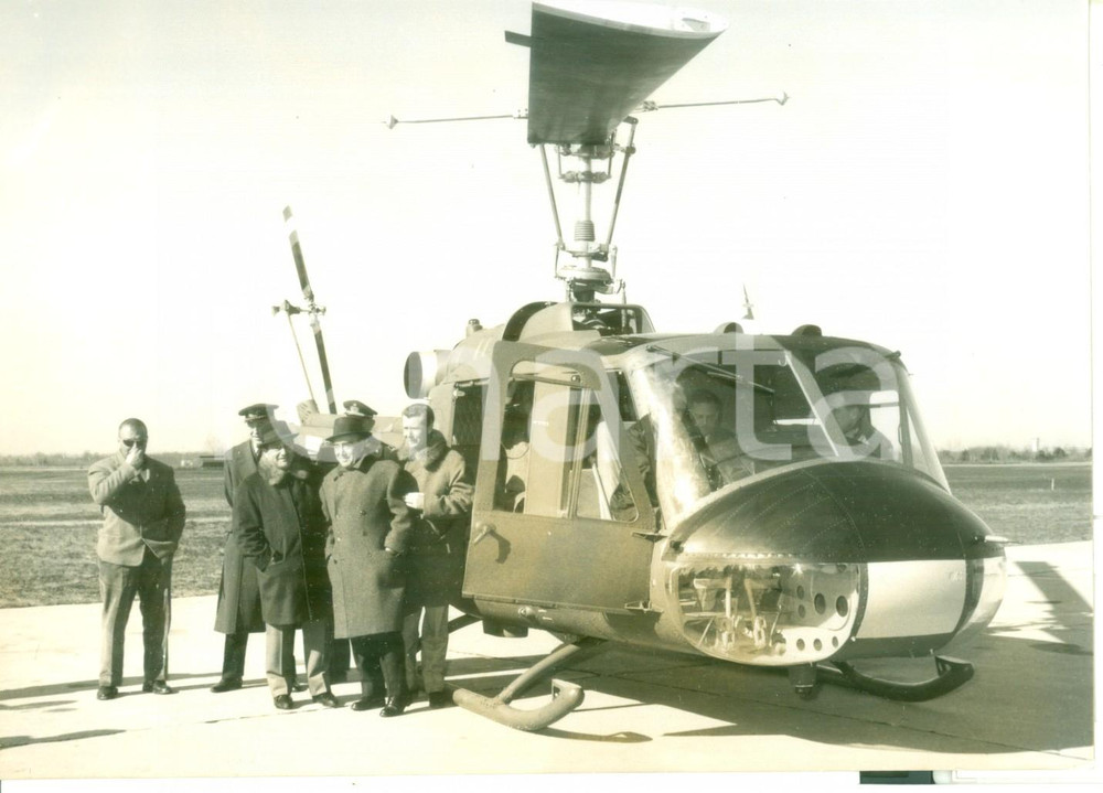 Fotografia d epoca originale 1963 CASCINA COSTA Presentazione elicottero AGUSTA BELL 204 B Foto 18x13 1