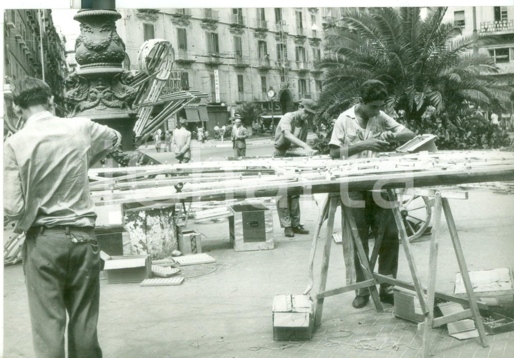 Fotografia d epoca originale 1959 NAPOLI FESTA DI PIEDIGROTTA  Operai preparano le luminarie Foto 18x13 1