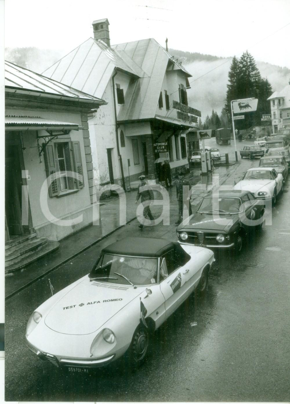 Fotografia d epoca originale 1967 TARVISIO Salone viaggiante ALFA ROMEO   Sfilata promozionale  Foto 13x18 1