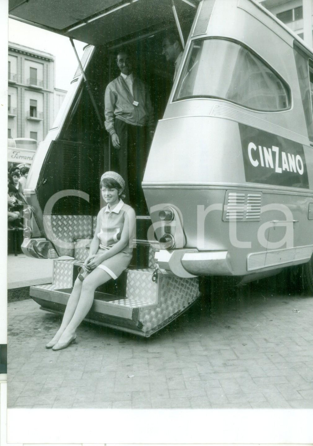 Fotografia d epoca originale 1967 SIRACUSA IV CANTAGIRO Rita PAVONE si riposa sui gradini di un autobar Foto 1