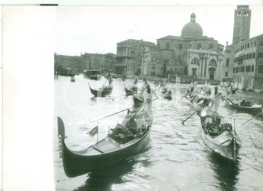 Fotografia d epoca originale 1962 VENEZIA RASSEGNA CANZONE VENEZIANA La troupe di KRAMER sfila in gondola 1