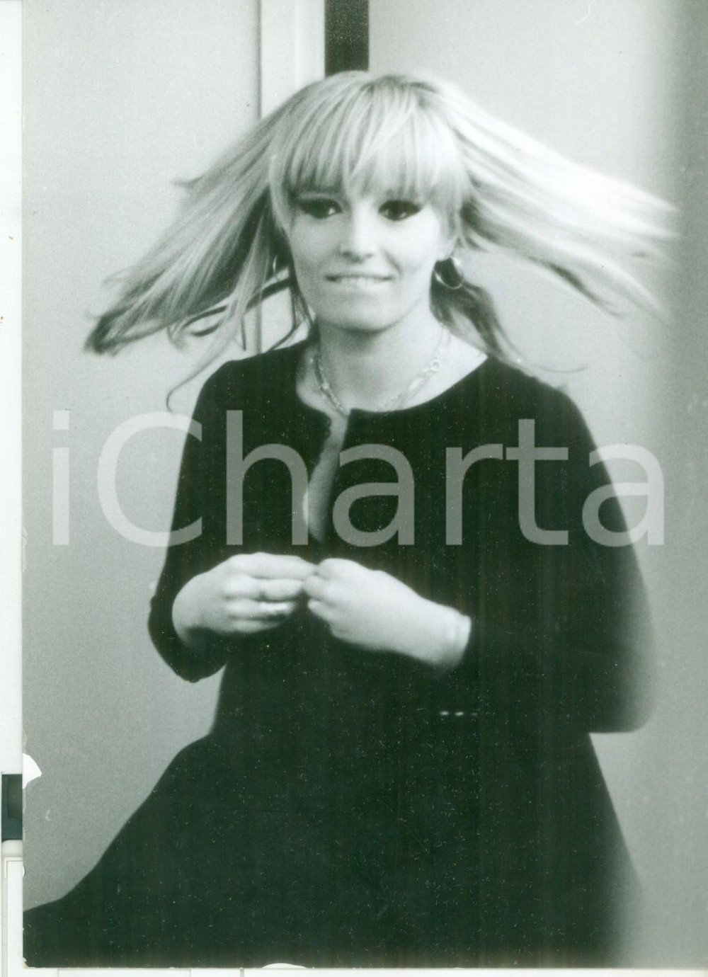 Fotografia d epoca originale 1967 ROMA La cantante Gabriella FERRI posa nella sua casa Foto 13x18 cm 1