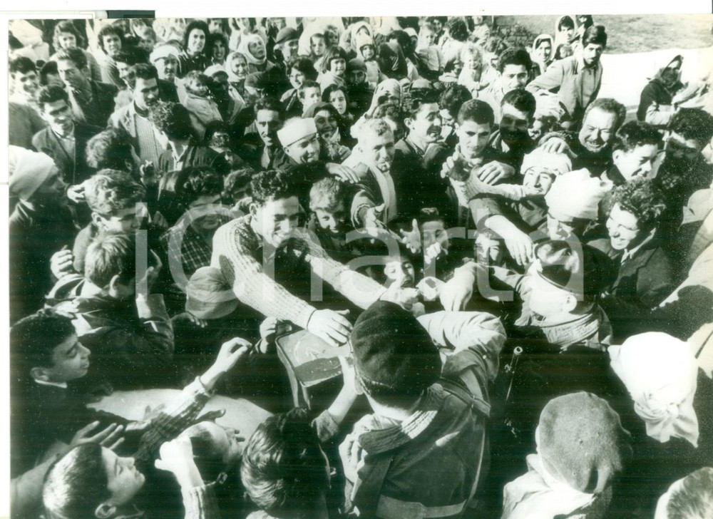 Fotografia d epoca originale 1964 CIPRO  INVASIONE TURCA Soldati inglesi offrono viveri alla popolazione 1