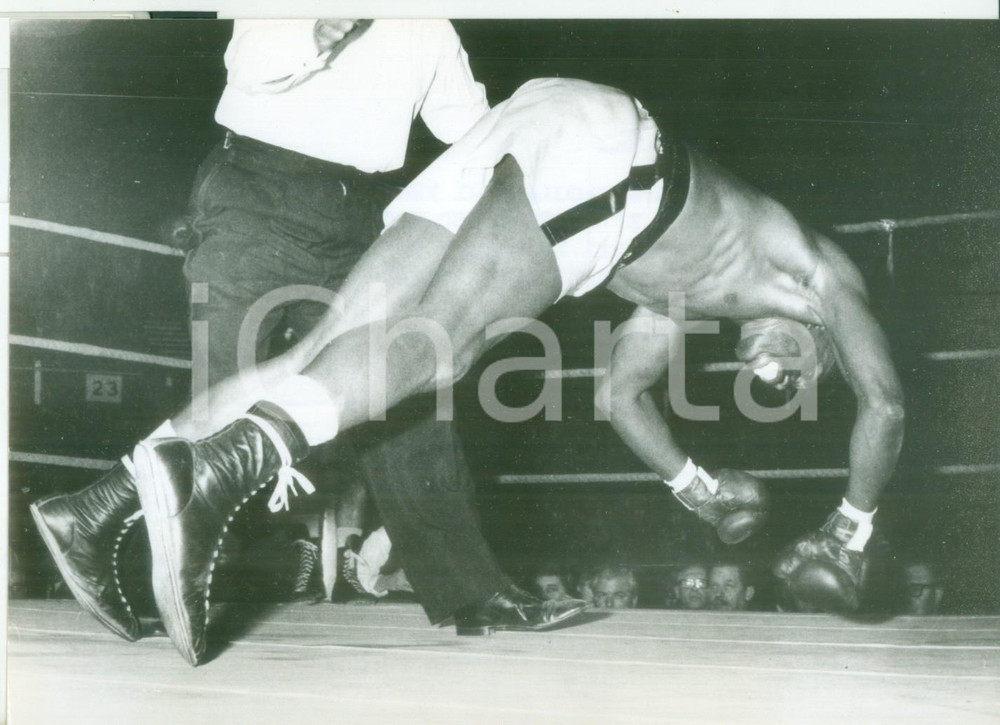 Fotografia d epoca originale 1965 LONDON STADIO OLYMPIA  BOXE Billy WALKER mette al tappeto Charlie POWELL 1