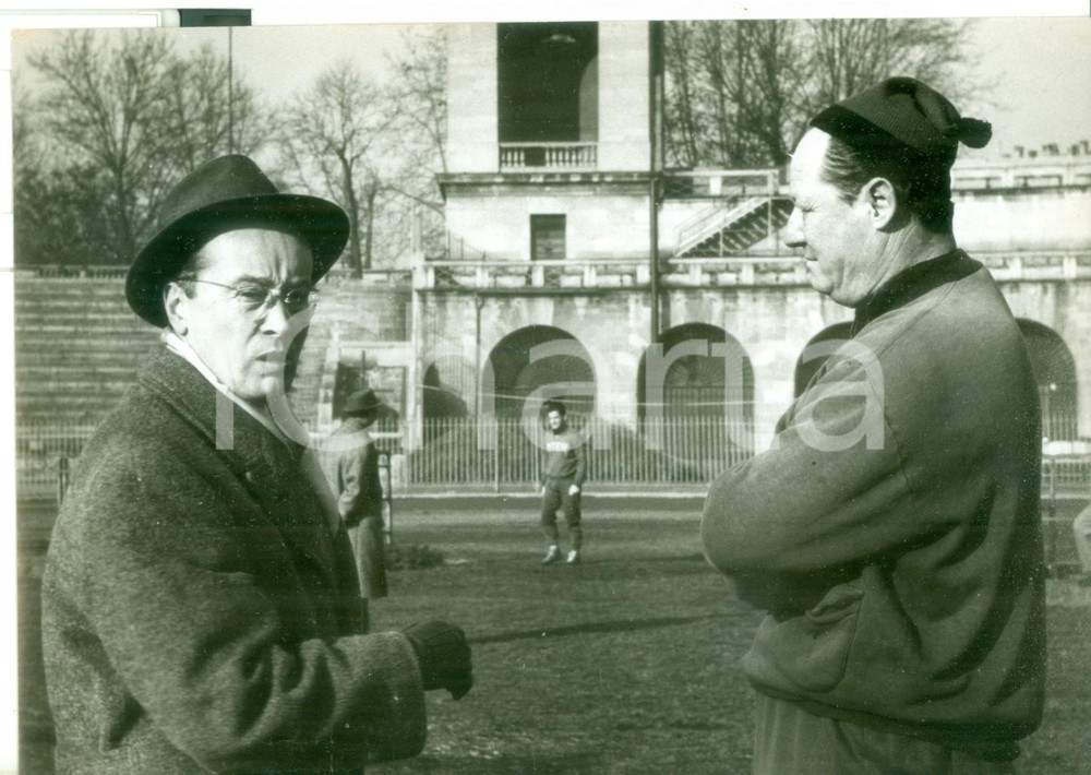 Fotografia d epoca originale 1957 MILANO ARENA CALCIO Annibale FROSSI e Giuseppe VIANI in allenamento  Foto 1