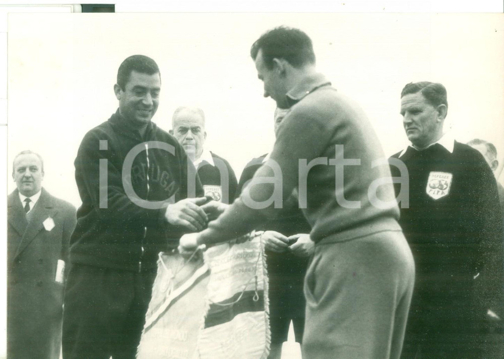 Fotografia d epoca originale 1957 MILANO CALCIO ITALIAPORTOGALLO  Virgilio Marques MENDES e Sergio CERVATO 1