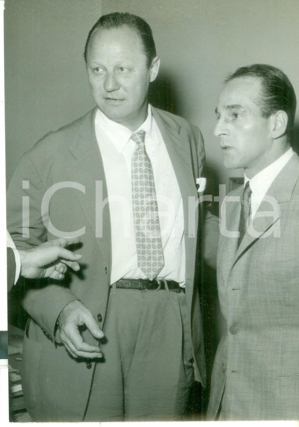 Fotografia d epoca originale 1956 MILANO Ernesto CUCCHIARONI con Giuseppe VIANI alla sede del MILAN  Foto 1