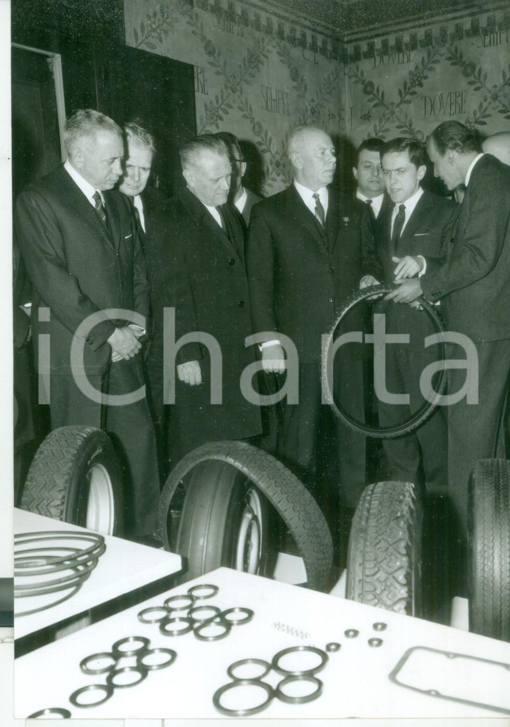 Fotografia d epoca originale 1967 MILANO Nikolaj PODGORNY con Leopoldo PIRELLI in visita alla fabbrica 1