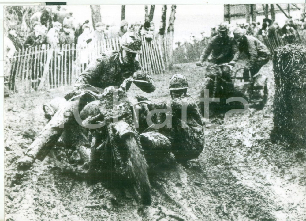 1966 BRANDS HATCH MOTOCROSS Corridori nel fango durante una gara - Foto 18x13