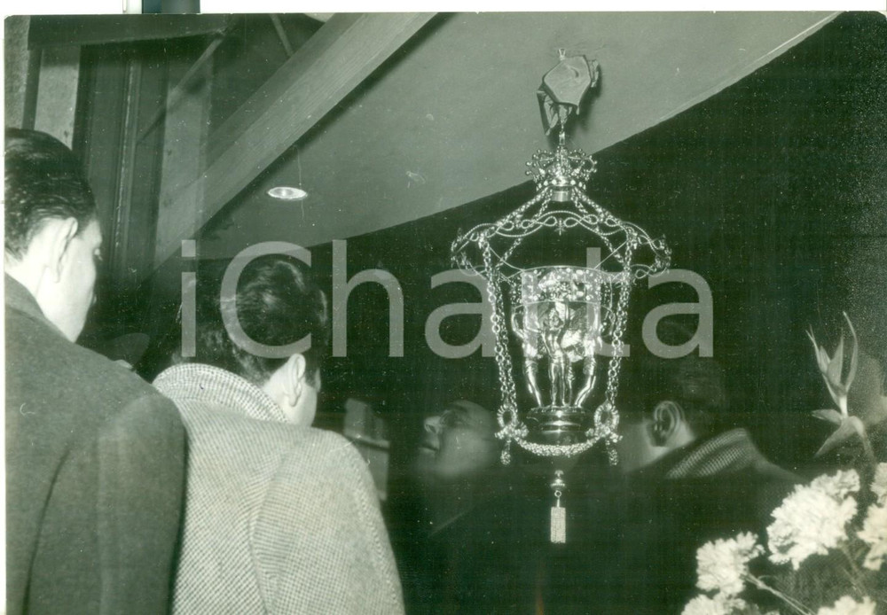 Fotografia d epoca originale 1953 ROMA Lampada in oro per tomba in Egitto di re VITTORIO EMANUELE III  Foto 1