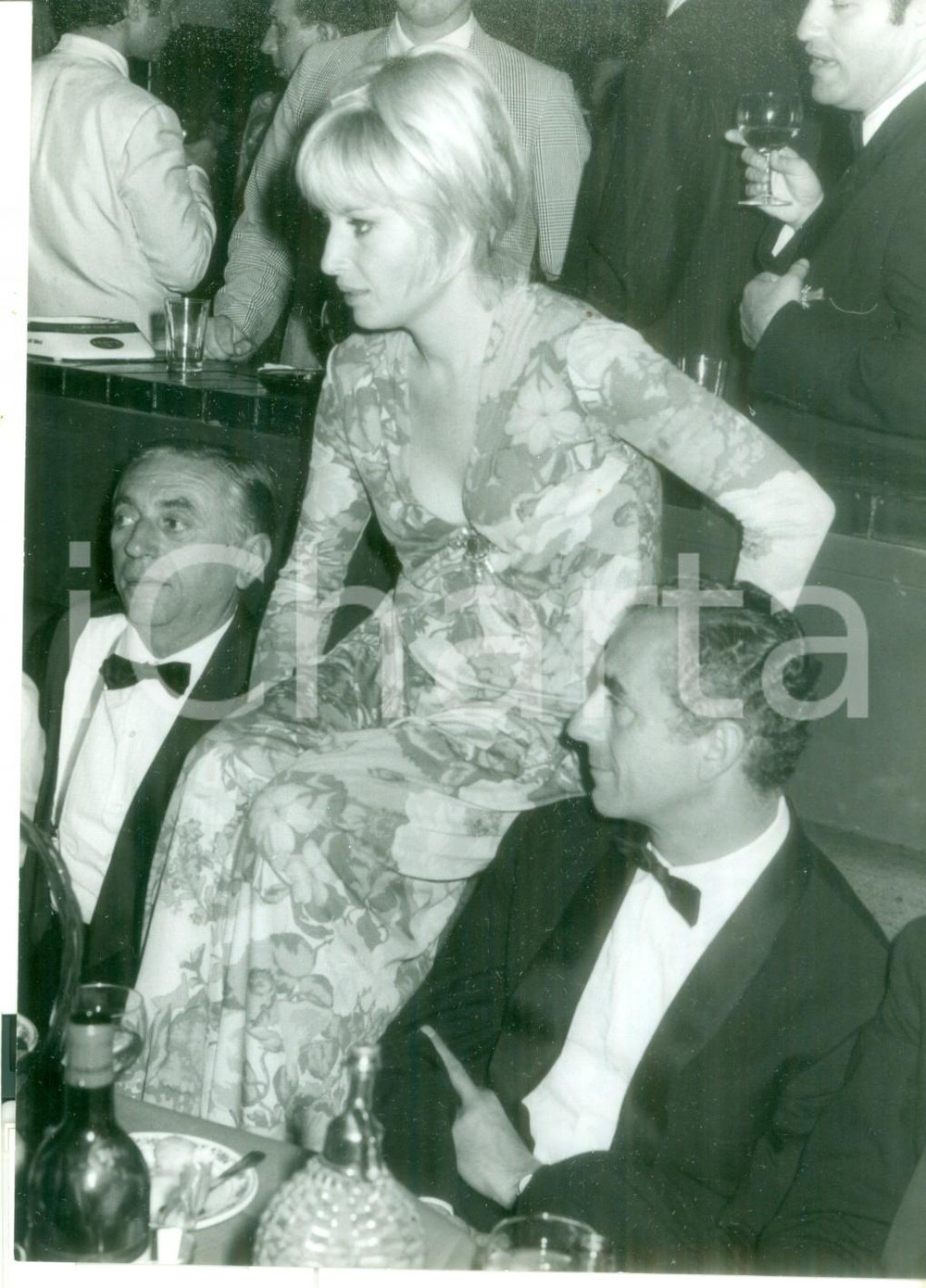 Fotografia d epoca originale 1967 XX FESTIVAL DI CANNES Monica VITTI e Michelangelo ANTONIONI a un cocktail 1