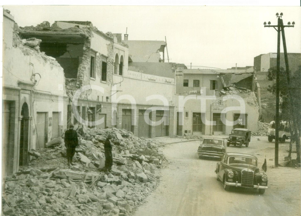 Fotografia d epoca originale 1960 AGADIR  MOHAMMED V of MOROCCO sees the ruins of the city after earthquake 1