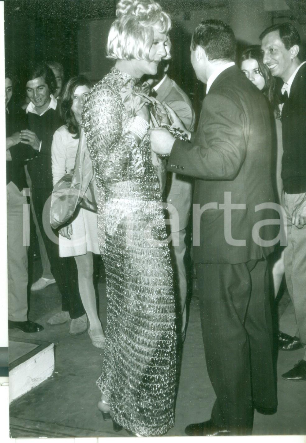 Fotografia d epoca originale 1960 ca ROMA Piper  Gio STAIANO danza in abiti femminili  Foto 13x18 cm 1