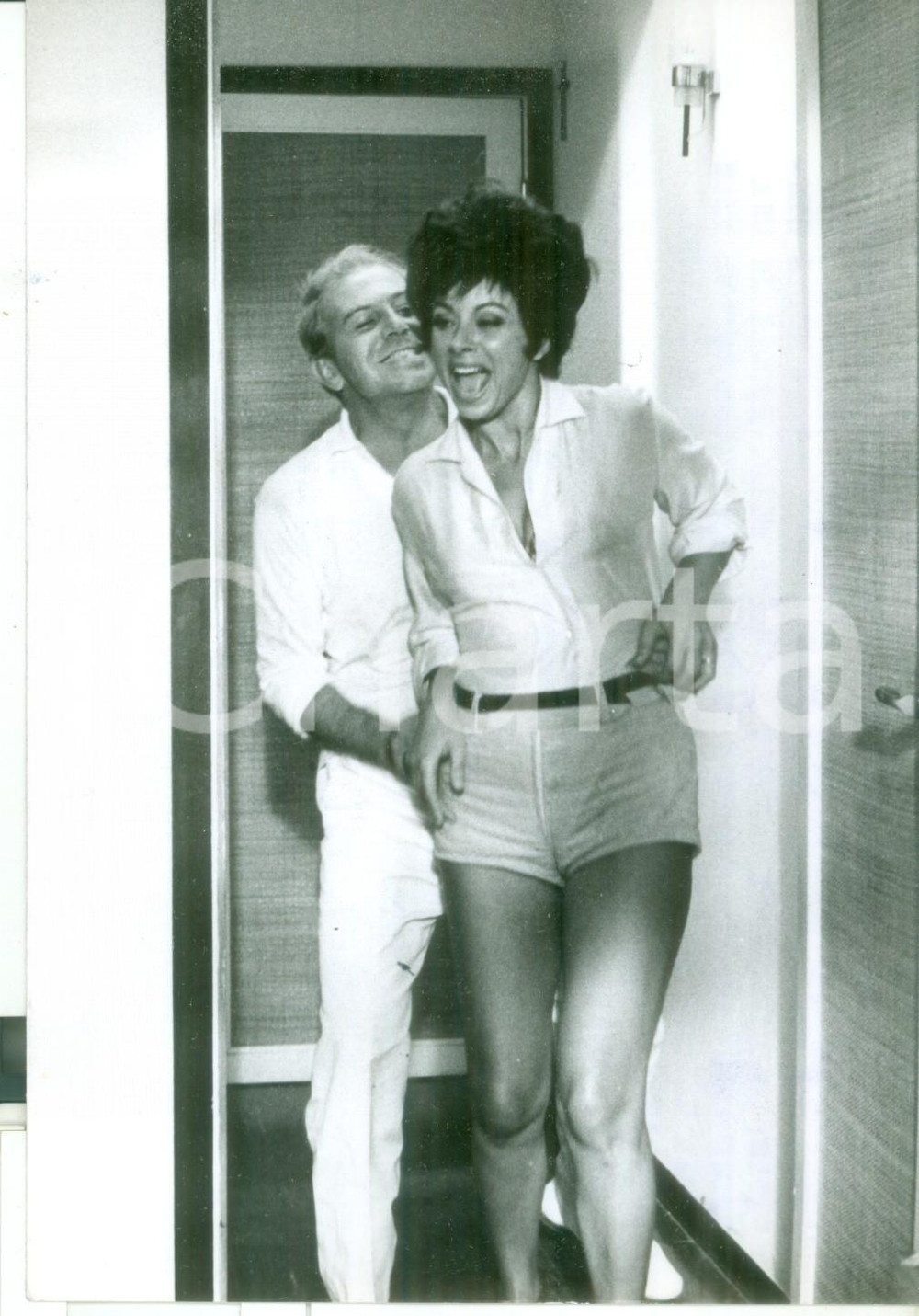 Fotografia d epoca originale 1965 CINEMA Enrico Maria SALERNO e Sandra MILO sul set de L OMBRELLONE  Foto 1