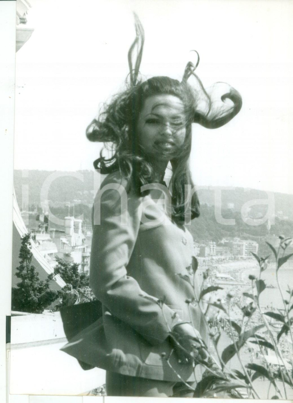 Fotografia d epoca originale 1960 ca NIZZA Ira VON FURSTENBERG con i capelli al vento  Foto 13x18 cm 1