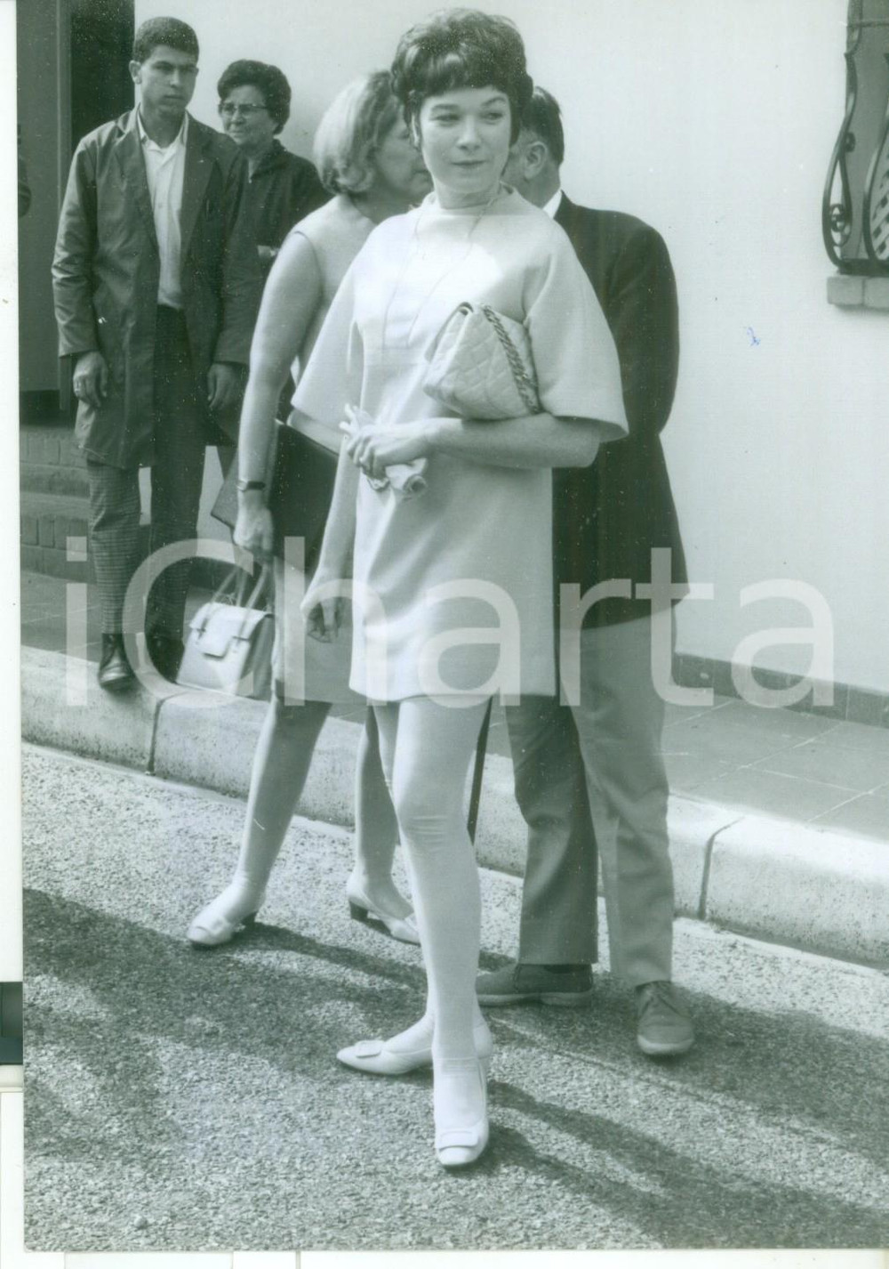 Fotografia d epoca originale 1967 CANNES Festival del Cinema  L attrice Shirley MACLAINE in microabito Foto 1