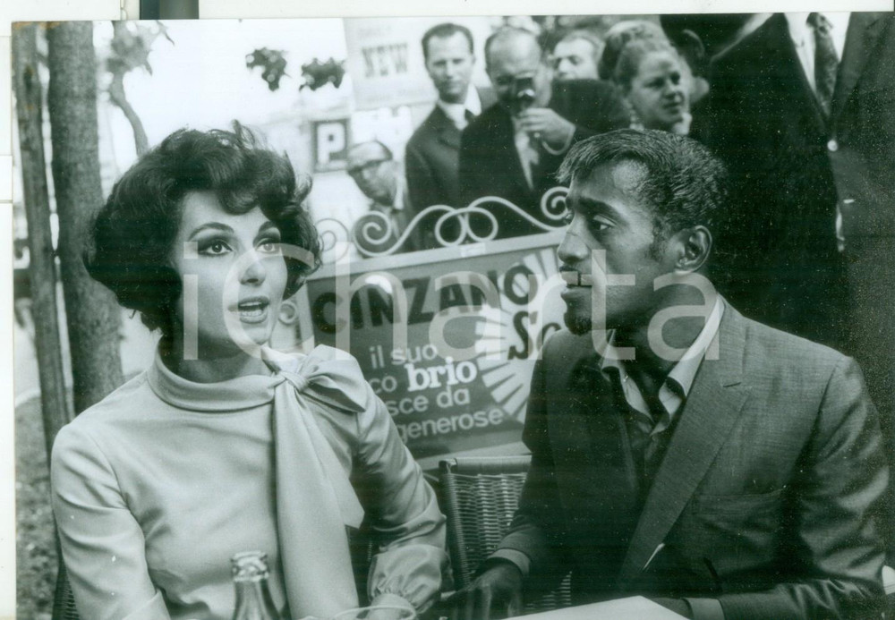 Fotografia d epoca originale 1967 ROMA Sammy DAVIS e Rosanna SCHIAFFINO al bar per un drink  Foto 18x13 cm 1