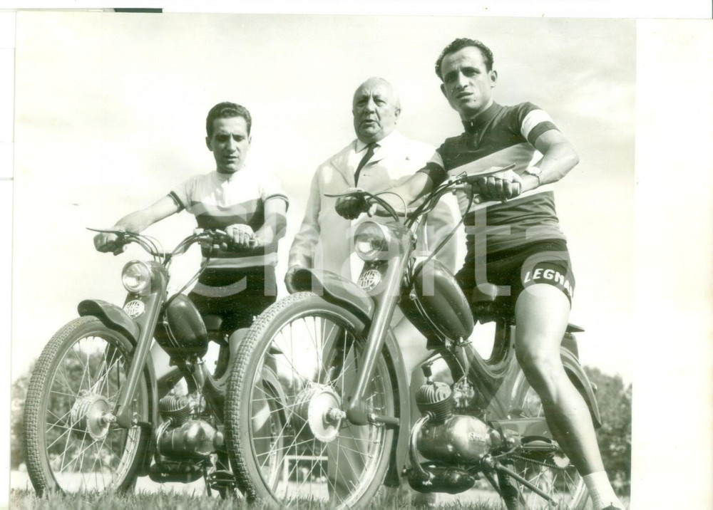 Fotografia d epoca originale 1958 PESARO Roger RIVIERE e Ercole BALDINI con Moto BENELLI 49cc Foto 18x13 cm 1