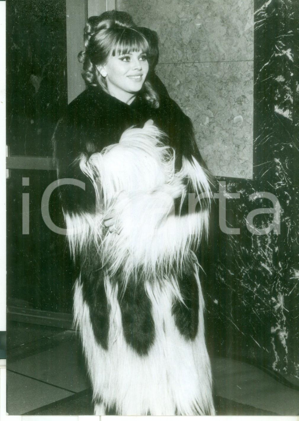 Fotografia d epoca originale 1967 NEW YORK Cinema  Britt EKLAND in pelliccia alla prima di CAMELOT  Foto 1