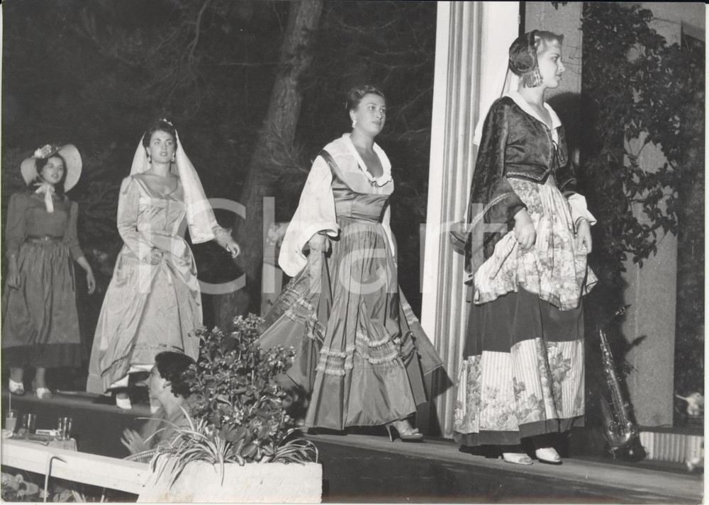 Fotografia d epoca originale 1955 RIMINI Le aspiranti MISS ITALIA sfilano in costume Foto 18x13 cm 1