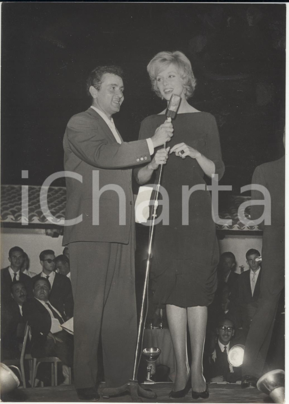 Fotografia d epoca originale 1960 BEIRUT Concorso MISS EUROPA Johanna EHRENSTRASSER annuncia vincitrice Foto 1