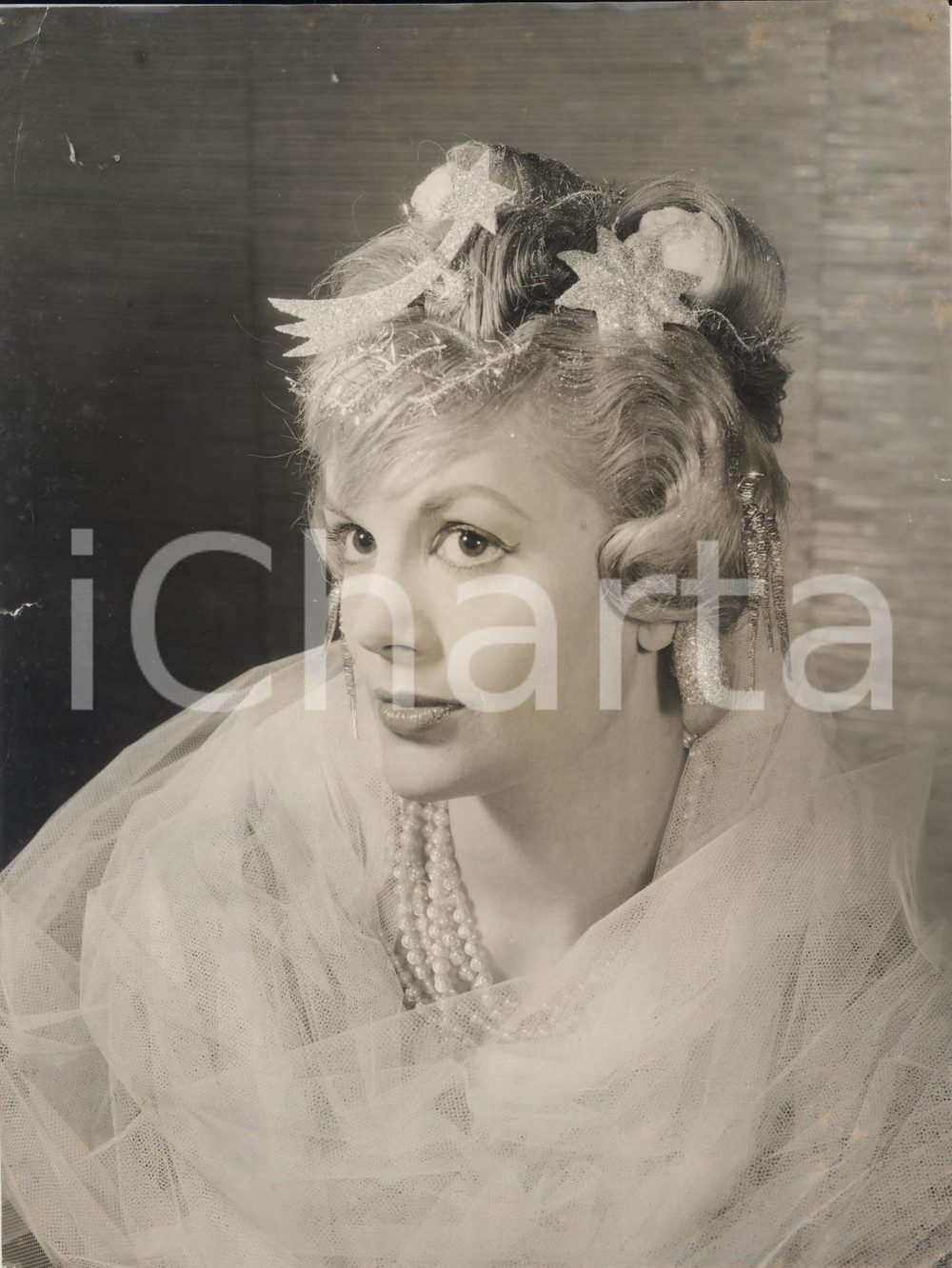 Fotografia d epoca originale 1957 LONDON MISS ICELAND Runa BRYNJOLFSDOTTIR wearing Snow Queen hairstyle 1