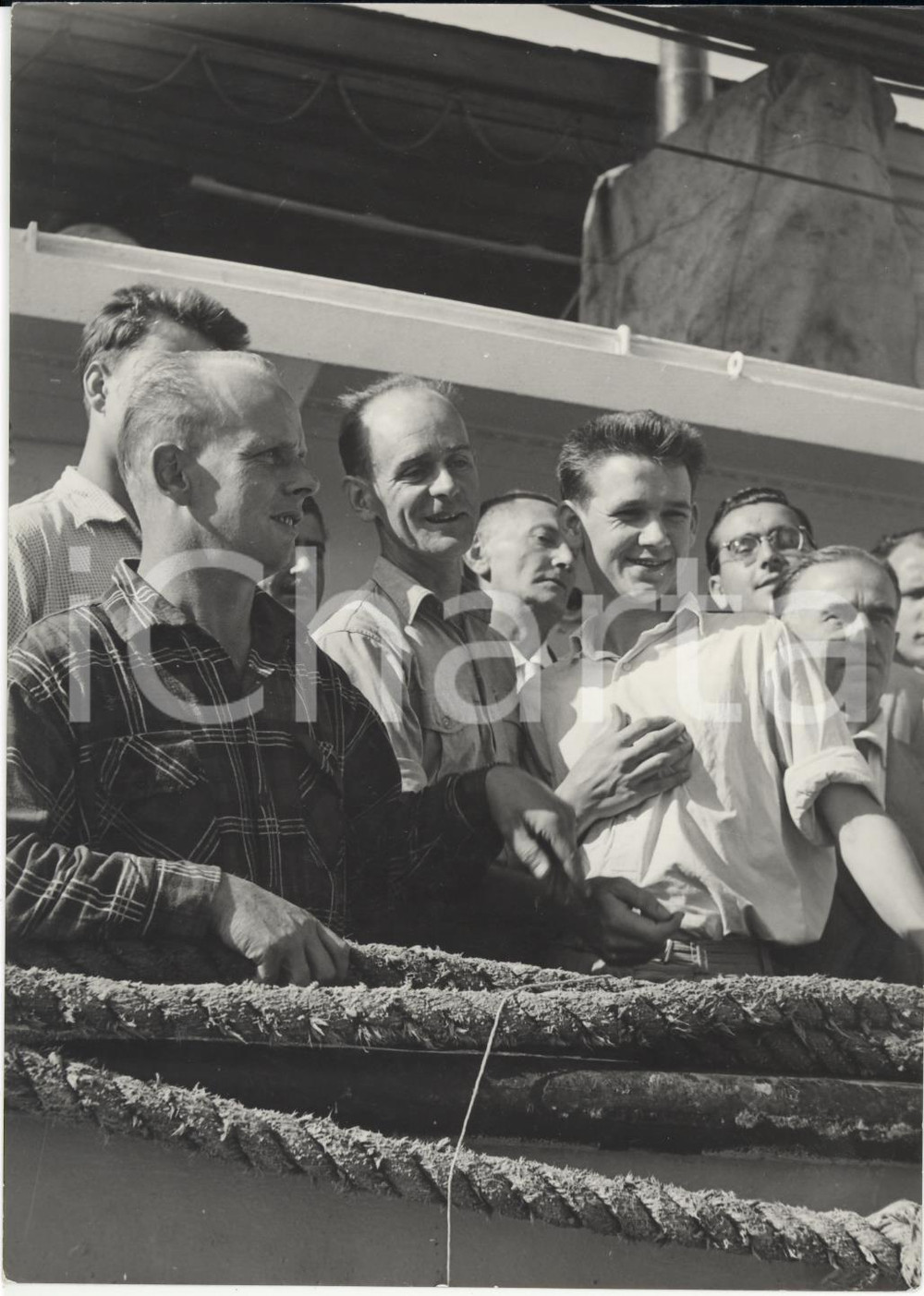 Fotografia d epoca originale 1954 PORTO DI NAPOLI Equipaggio della petroliera tedesca Foto 13x18 cm 1