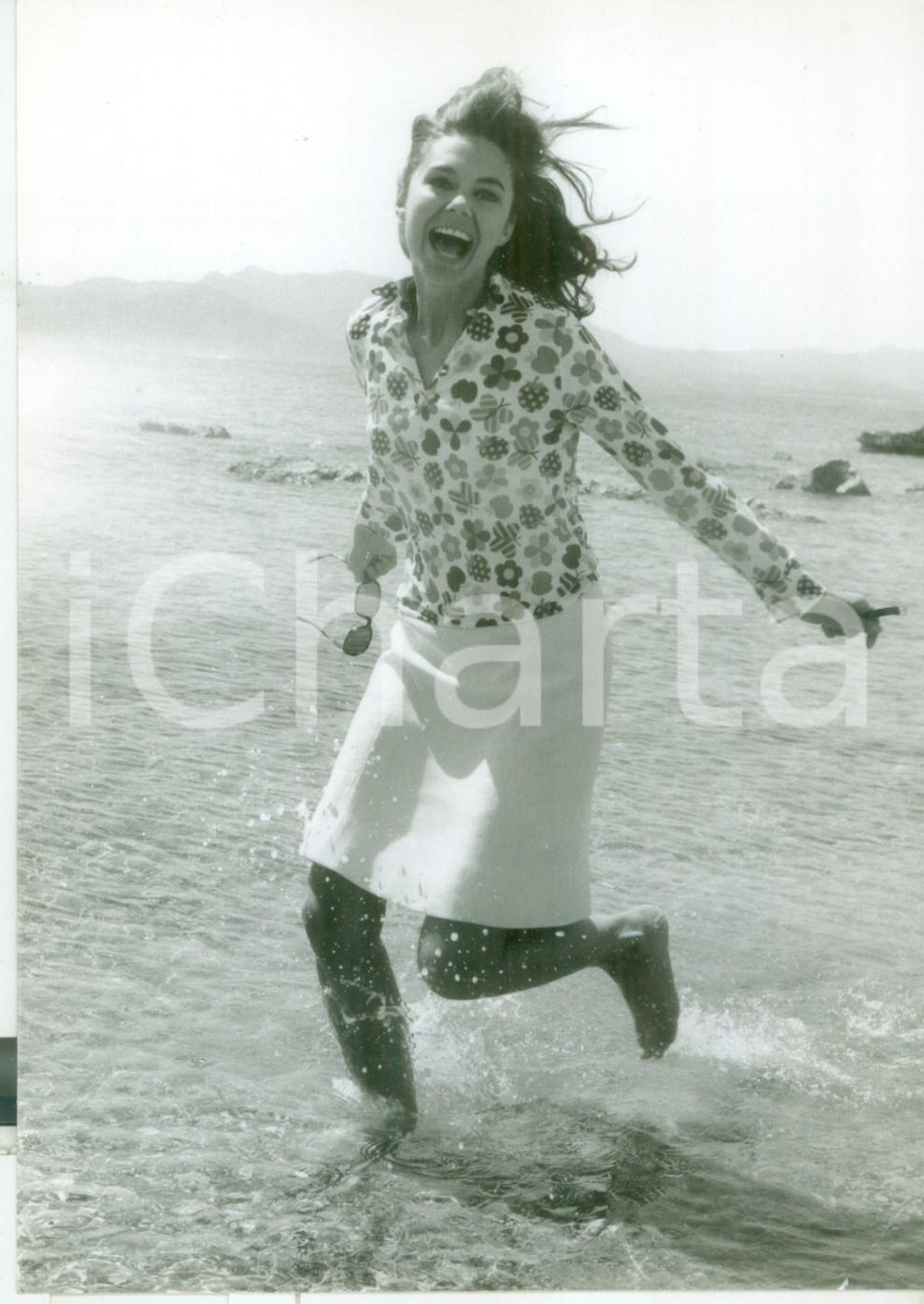 Fotografia d epoca originale 1967 CANNES XX Festival del Cinema  L attrice Giorgia MOLL si gode il mare FOTO 1