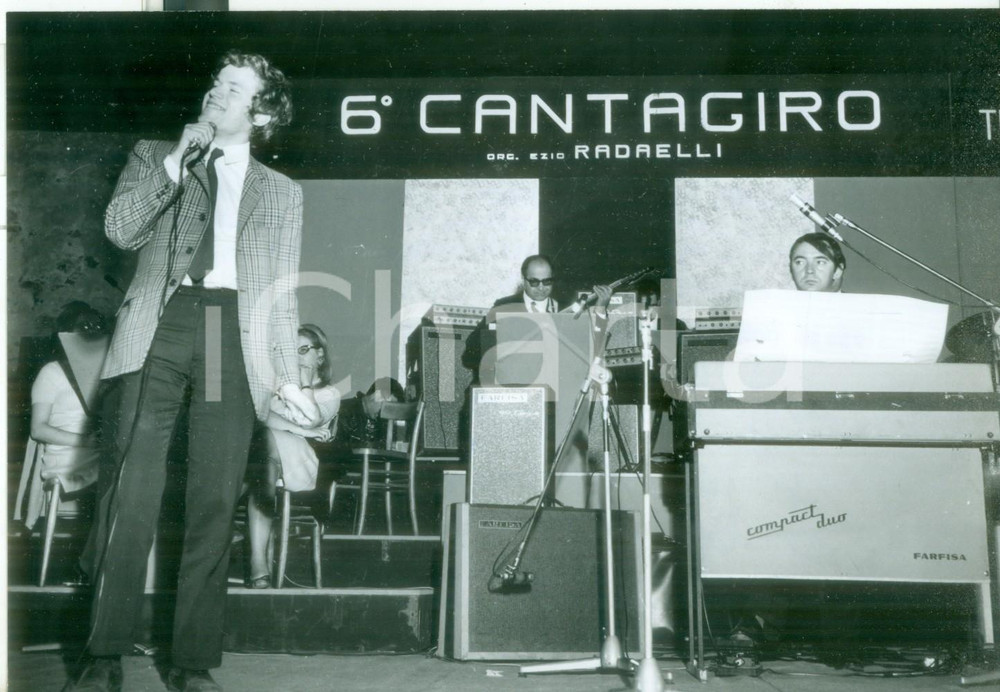 Fotografia d epoca originale 1967 MARINA DI MASSA VI CANTAGIRO  Gianni PETTENATI si esibisce sul palco Foto 1