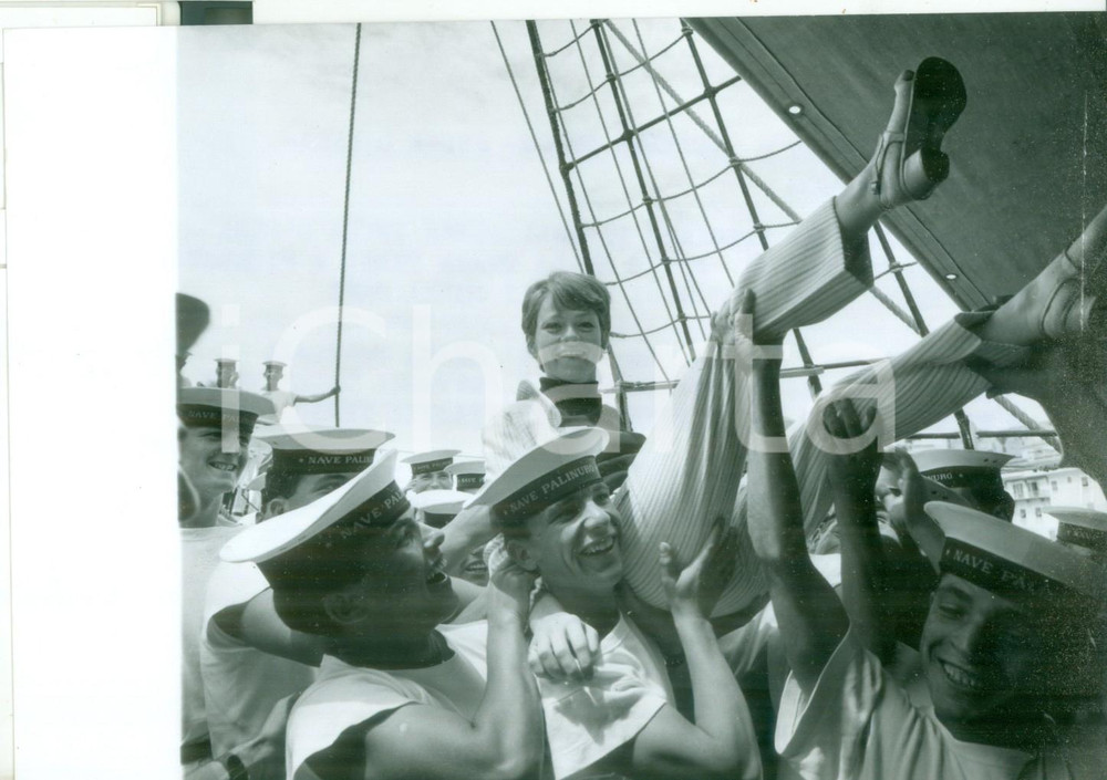Fotografia d epoca originale 1967 ISOLA D ELBA Marinai della nave PALINURO acclamano Rita PAVONE Foto 18x13 1