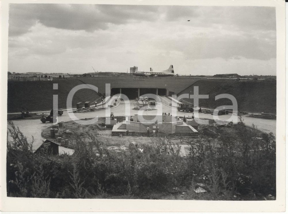 Fotografia d epoca originale 1953 LONDON Airport  New tunnel with an aircraft on the runway above Photo 1