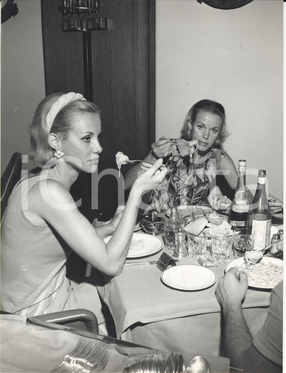 Fotografia d epoca originale 1969 CANTAGIRO Le gemelle KESSLER mangiano un piatto di spaghetti Foto 18x24 cm 1