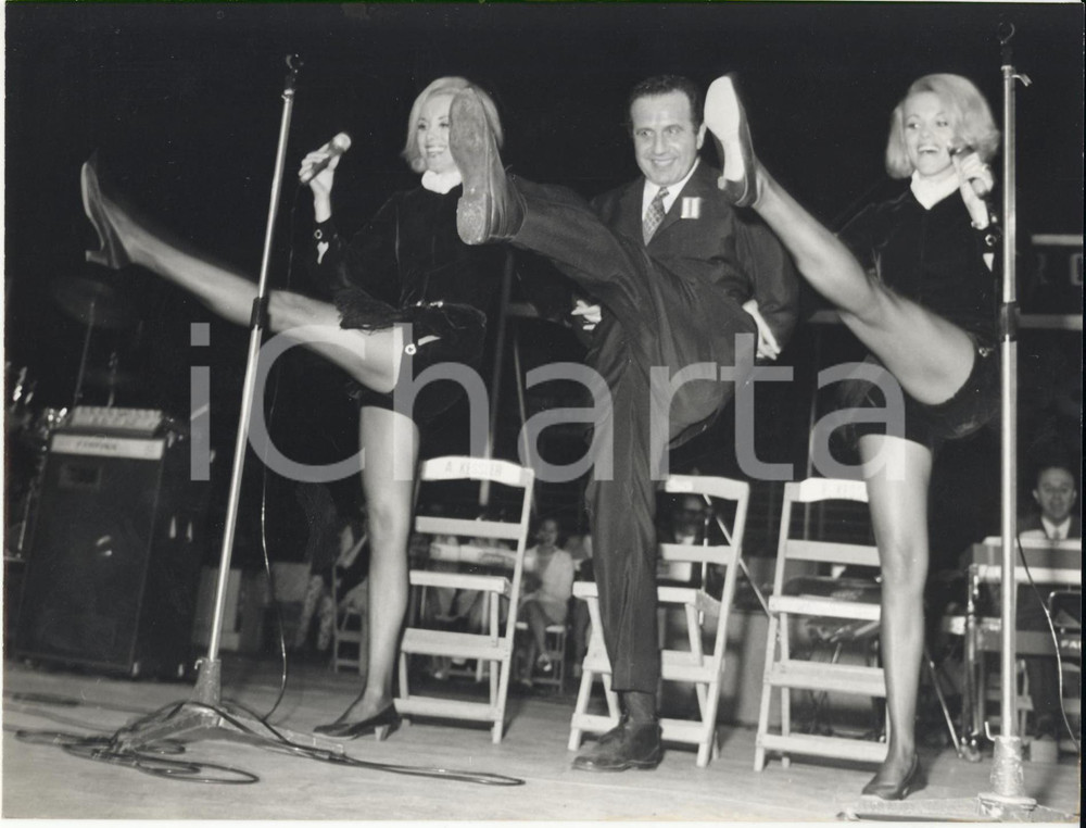Fotografia d epoca originale 1969 CANTAGIRO Le gemelle KESSLER Ezio RADAELLI in una danza frenetica Foto 1