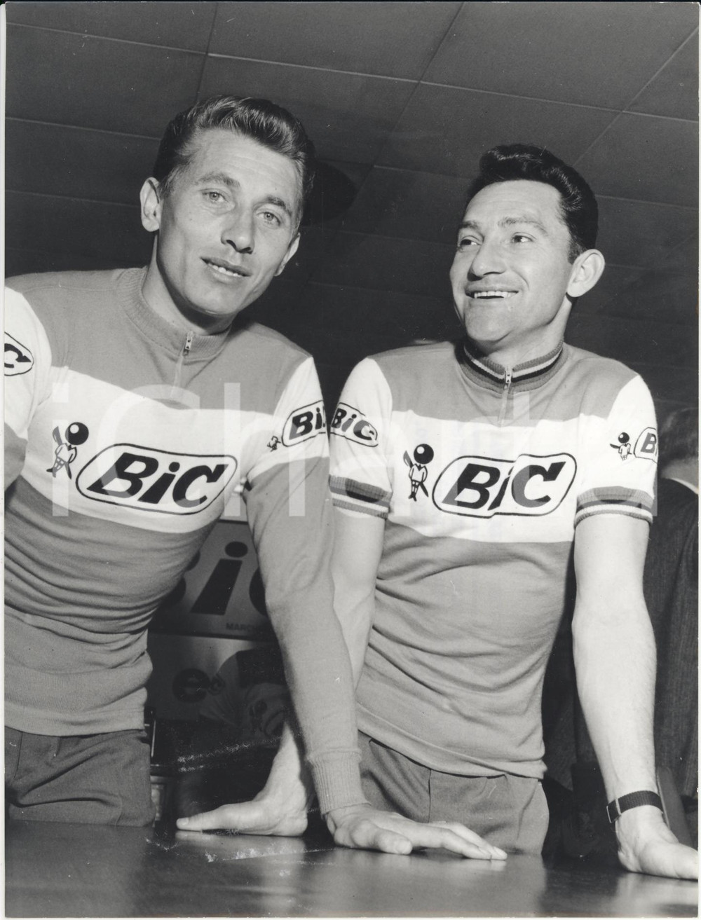 Fotografia d epoca originale 1967 MILANO CICLISMO Presentazione squadra BIC Jean STABLINSKI Jacques ANQUETIL 1