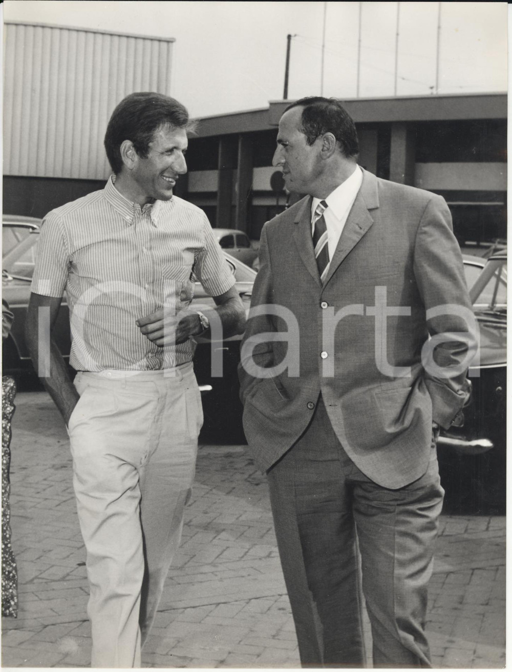 Fotografia d epoca originale 1970 ca MILANO Vittorio ADORNI Ercole BALDINI in visita agli studi RAI Foto 1