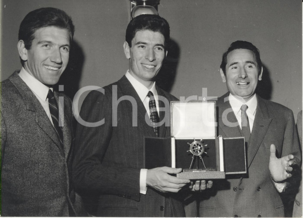 Fotografia d epoca originale 1967 MILANO Felice GIMONDI vince il premio Timone d Oro Foto 18x13 cm 1