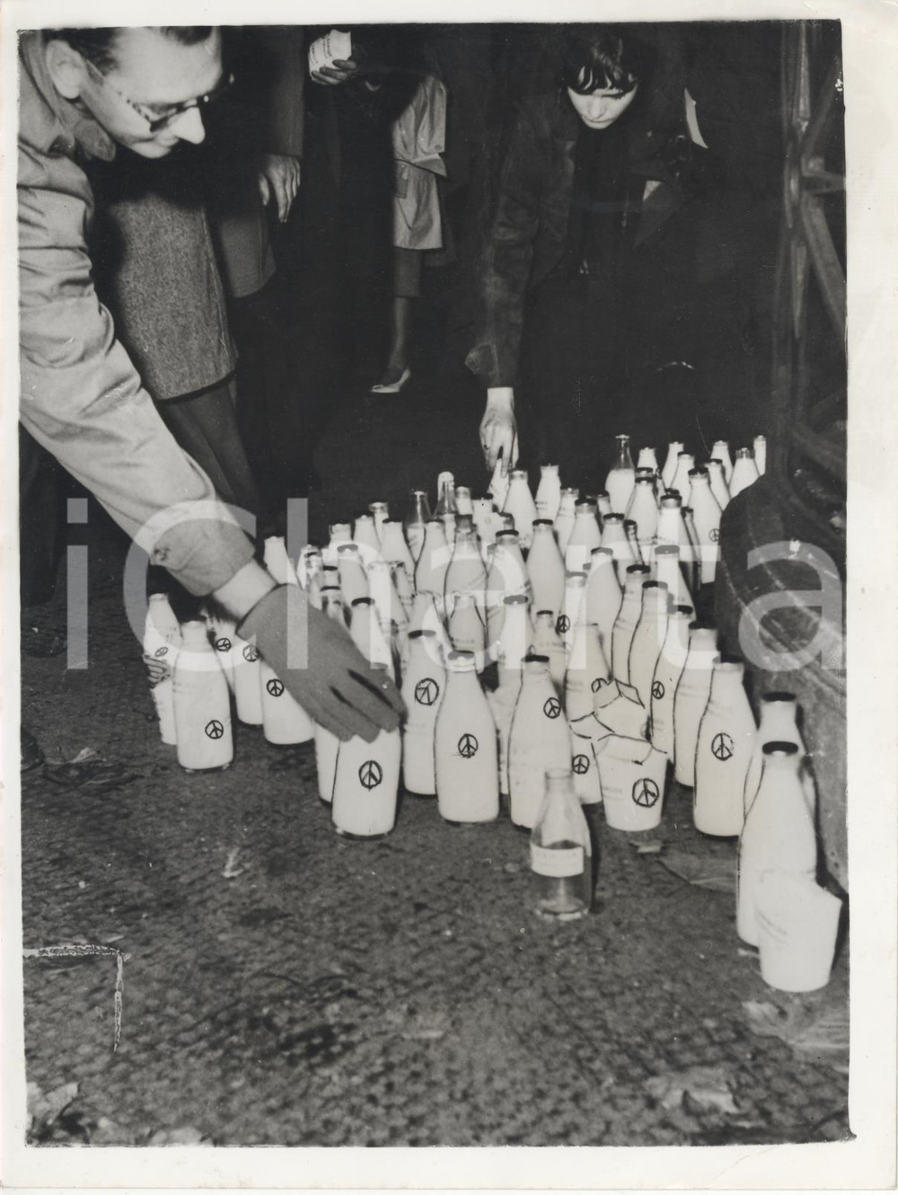 Fotografia d epoca originale 1961 KENSINGTON LONDON Soviet Embassy  Milk bottles with Ban the Bomb insigna 1
