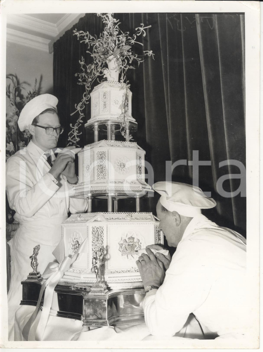 Fotografia d epoca originale 1963 LONDON Alexandra of KENT Angus OGILVY Wedding  Frank JACOBS works on cake 1