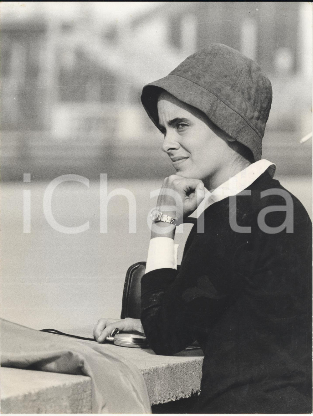 Fotografia d epoca originale 1967 AUTODROMO DI MONZA F1 La fidanzata di Andrea De ADAMICH osserva le prove 1