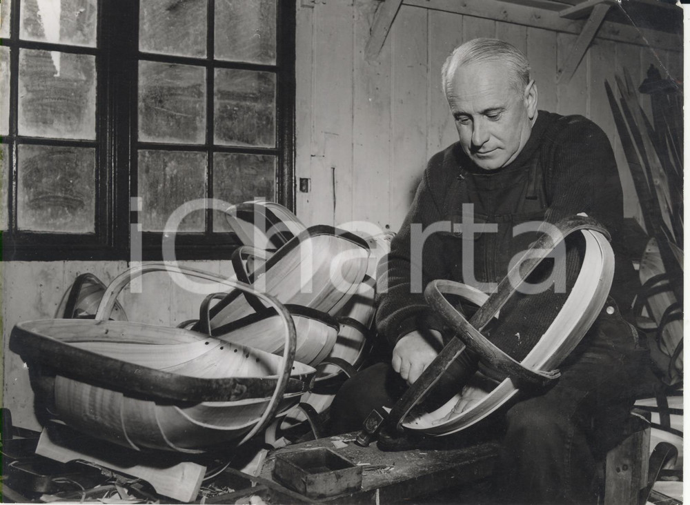 Fotografia d epoca originale 1959 HURSTMONCEUX Mr. Edward SMITH making wooden baskets Photo20x15 cm 1