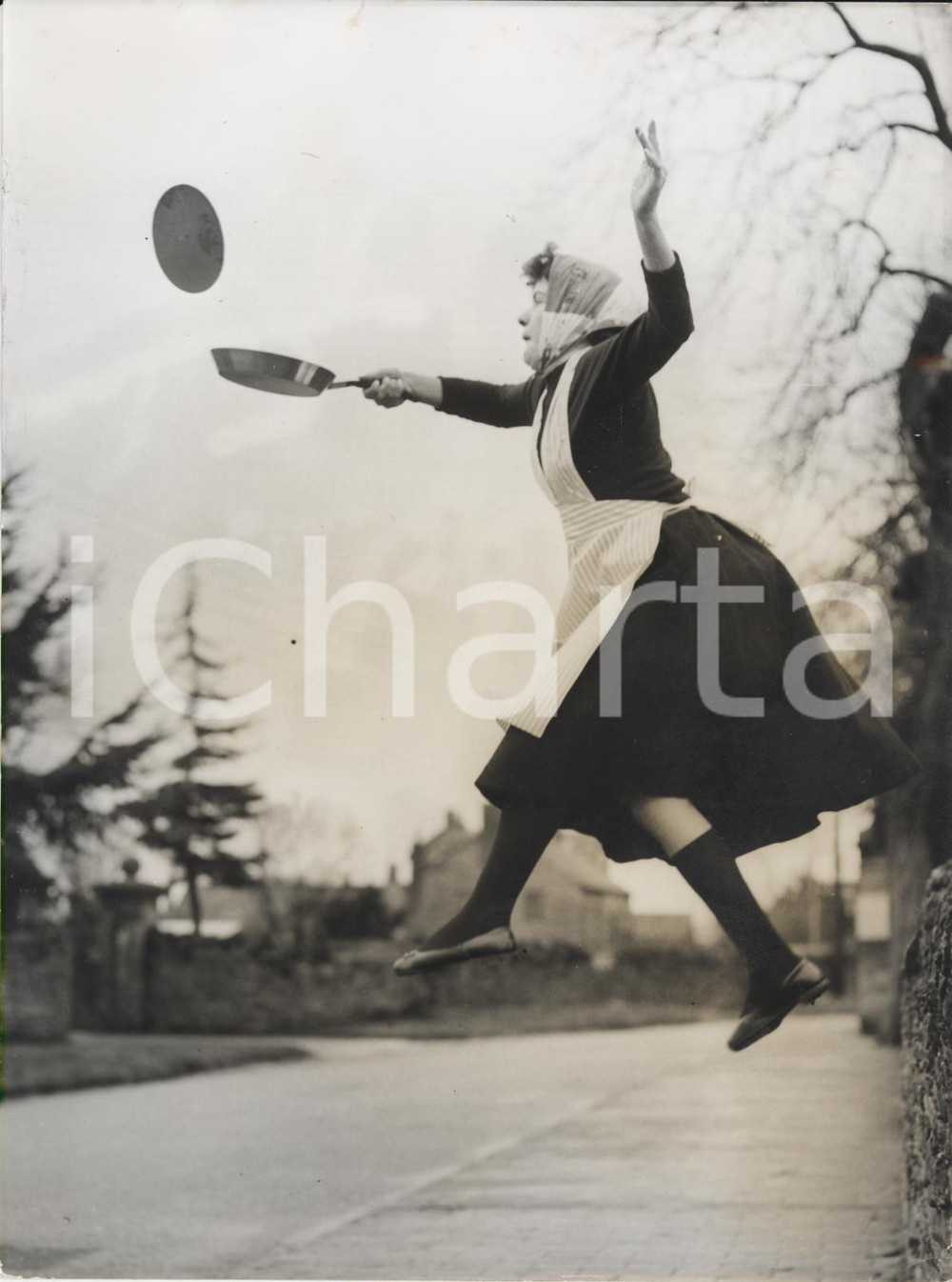 Fotografia d epoca originale 1960 OLNEY Ann COLES training for the annual Pancake Race Photo 20x15 cm 1