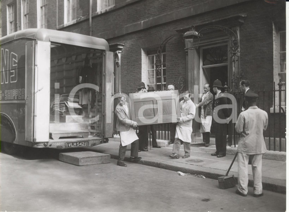 Fotografia d epoca originale 1960 LONDON Staff of minister Harold MACMILLAN moving to Admiralty House Photo 1