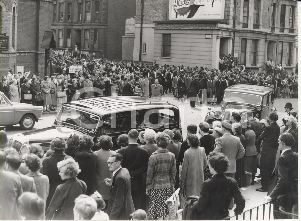 Fotografia d epoca originale 1959 LONDON Crowds attend funeral of Kelso COCHRANE the West Indian murdered 1