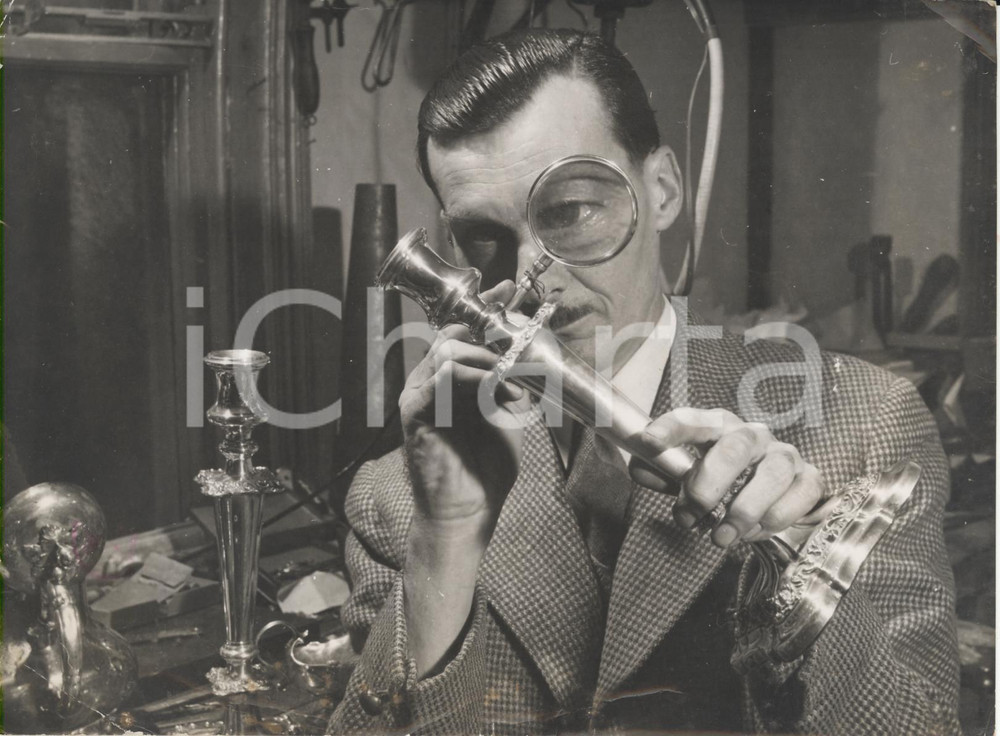 Fotografia d epoca originale 1959 WESTONSUPERMARE Hubert M. BROOKES analyzing silver candelabrum Photo 1