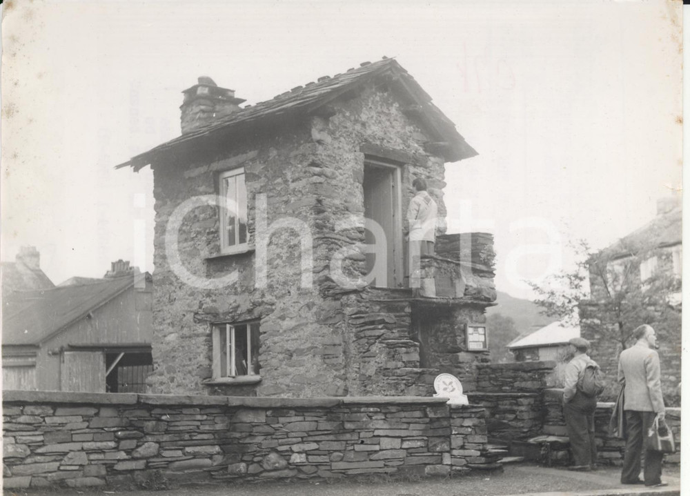 1957 AMBLESIDE Lake District - Tourists visiting mysterious Bridge House *Photo Fotografia d'epoca con didascalia coeva.  CONDIZIONI: fair (lieve piegatura al margine superiore e minime macchie al margine) FORMATO: 20x15 cm     originale e autentica 1